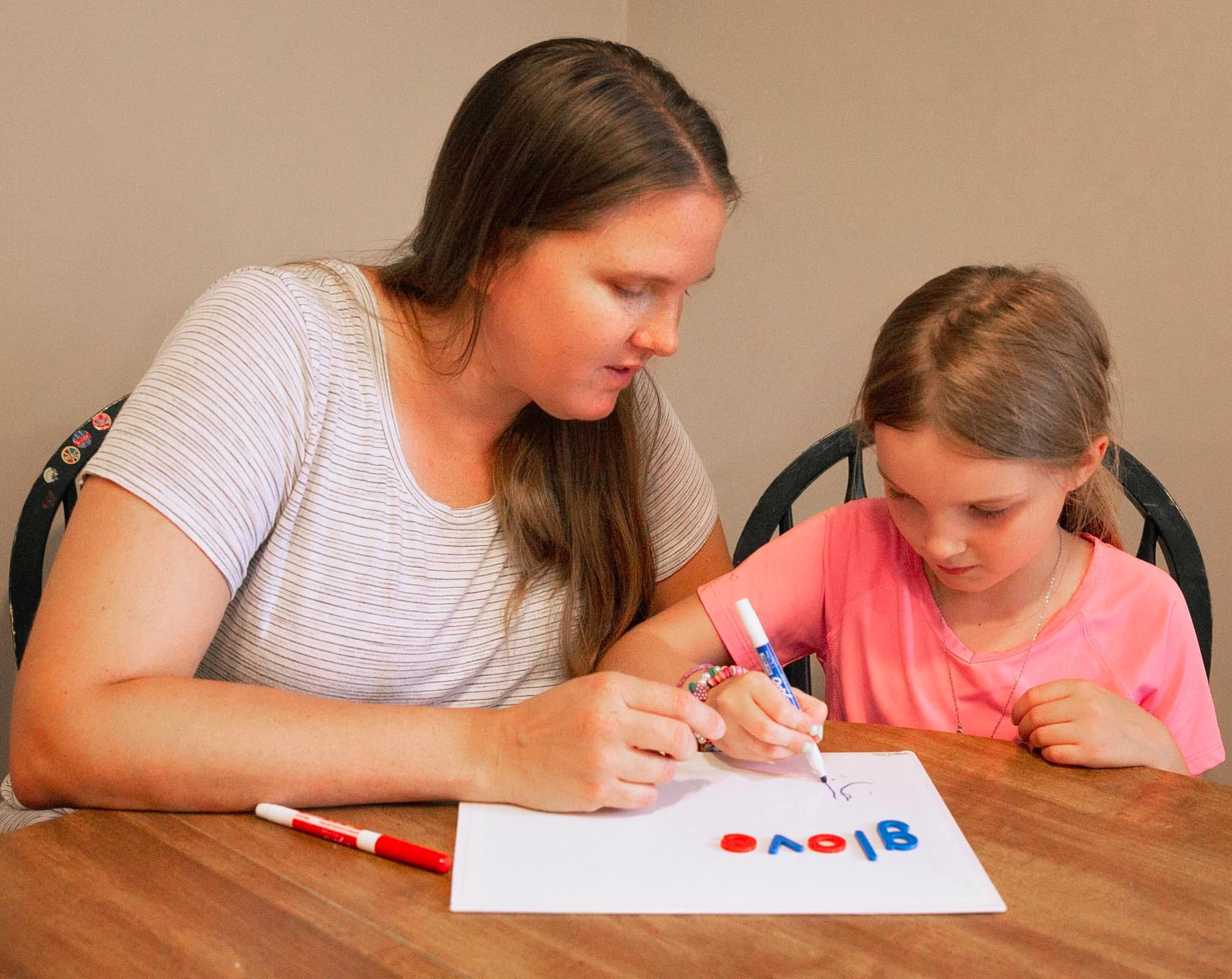 Lynne Weeks tutoring a child